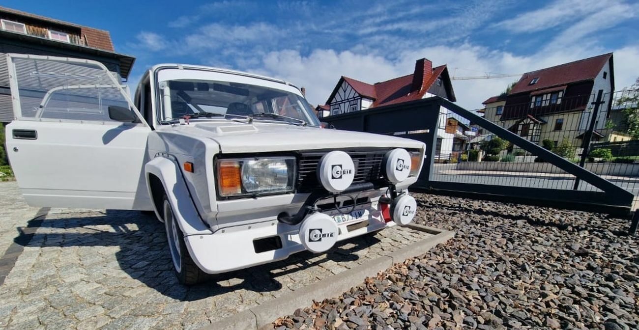 O Lada veche se vinde cu prețul unui Mercedes nou. Secretul de sub capotă