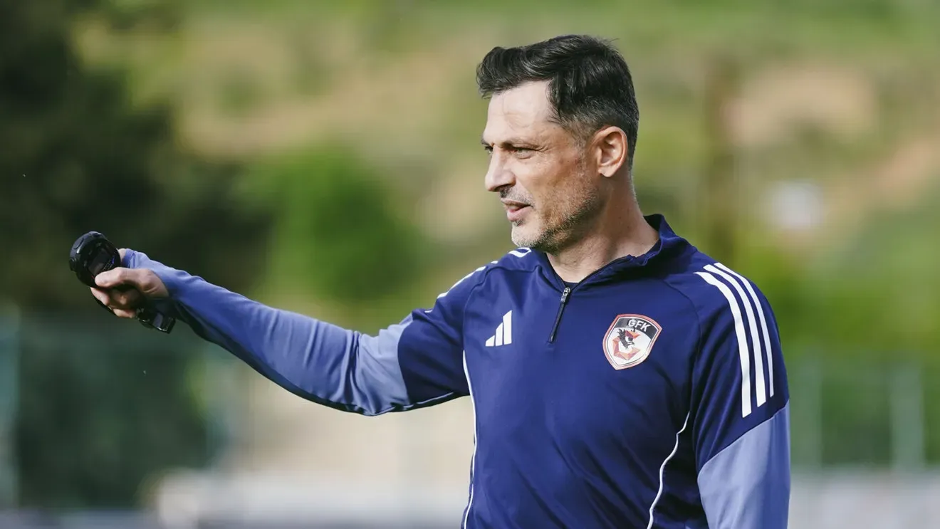 Mirel Rădoi a negociat cu Dan Șucu. A pus banii pe masa pentru transferul de la Rapid