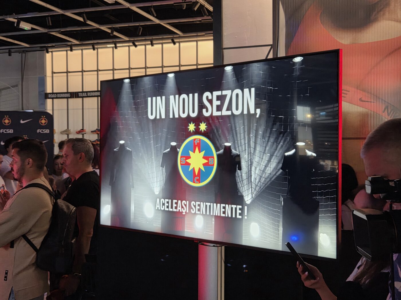 VIDEO Cum arată noul tricou FCSB pentru sezonul 2026-2027! Show la prezentare cu Bîrligea şi Tănase: baie de mulțime printre sute de fani!