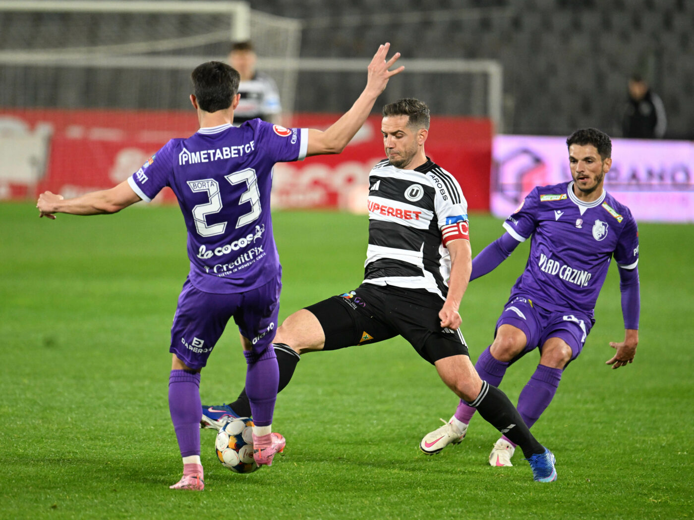MERCATO Rivalitate extremă în Superliga: Universitatea Cluj a „furat” doi jucători echipei din playoff! „Ei sunt cu salariile bune, noi plătim prime consistente la timp”