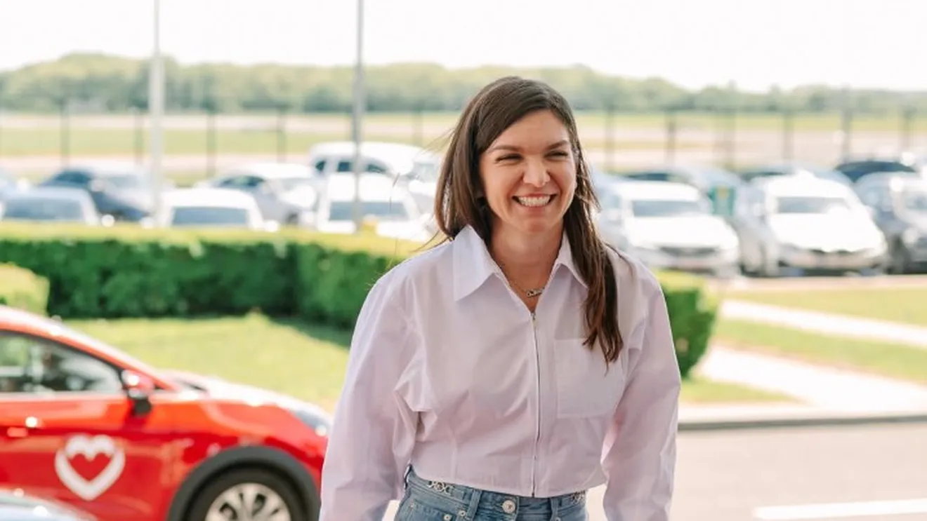 Simona Halep are un sponsor nou și a filmat reclama în motorul unui avion!