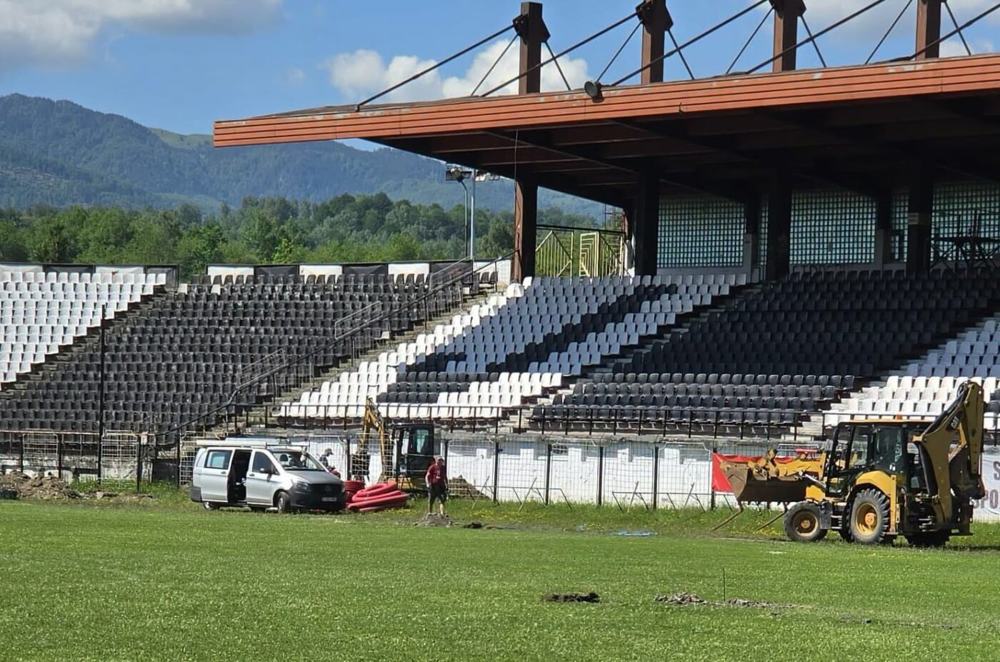 „Se trag cablurile!”. Au băgat 716.000 de euro și au făcut un stadion de Superliga într-un oraș minier al României