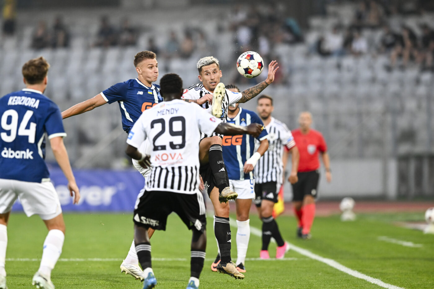 CRONICĂ VAR-ul e frate cu clujeanul, dar degeaba! Loviturile de departajare i-au trimis în Conference League.  Daniel Nazare reacționează după Universitatea Cluj – Dinamo Kiev 2-4 în prelungiri
