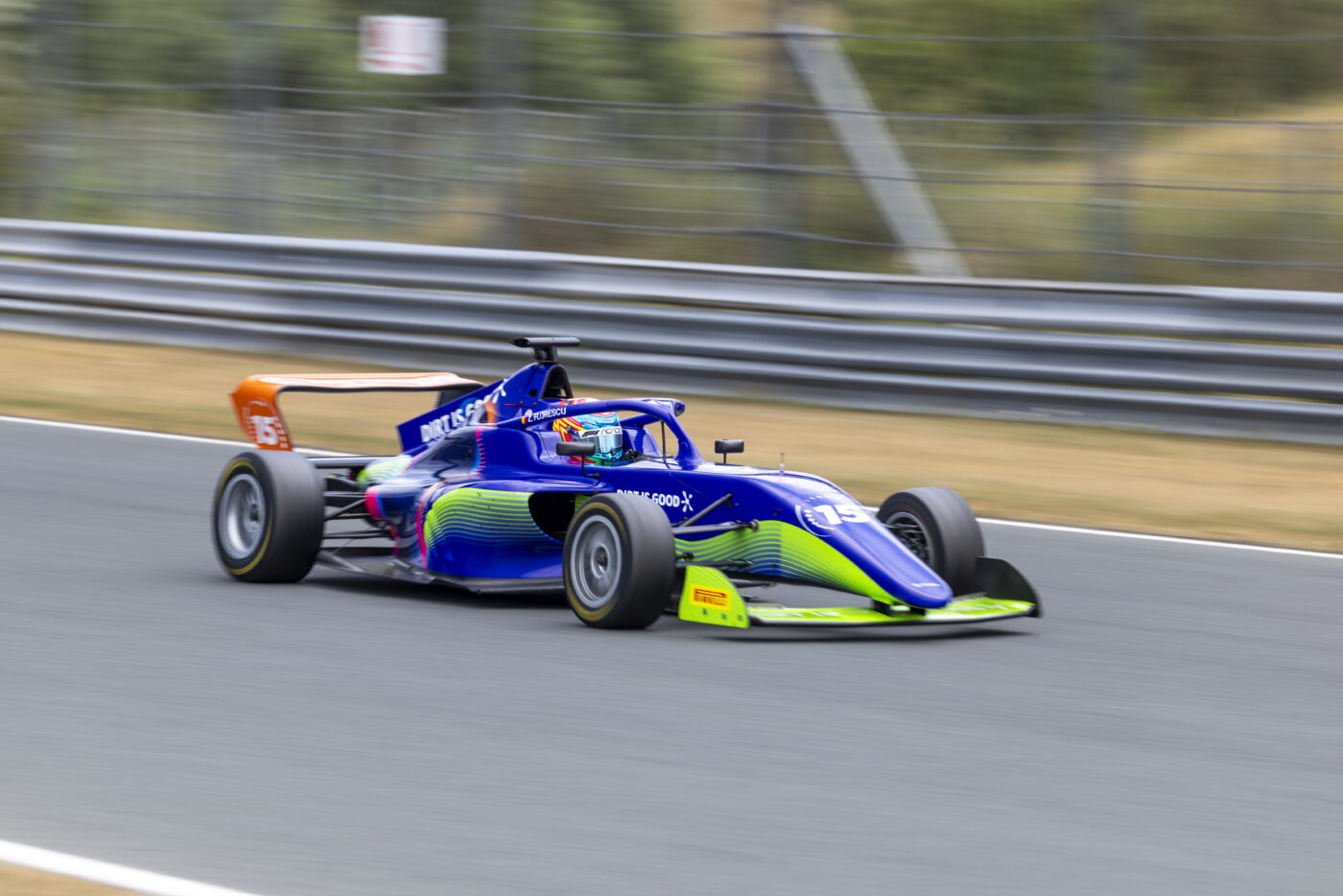 SPECIAL La doar 17 ani, o româncă e gata de provocarea vieții! E prezentă la Marele Premiu de Formula 1 de la Zaandvort