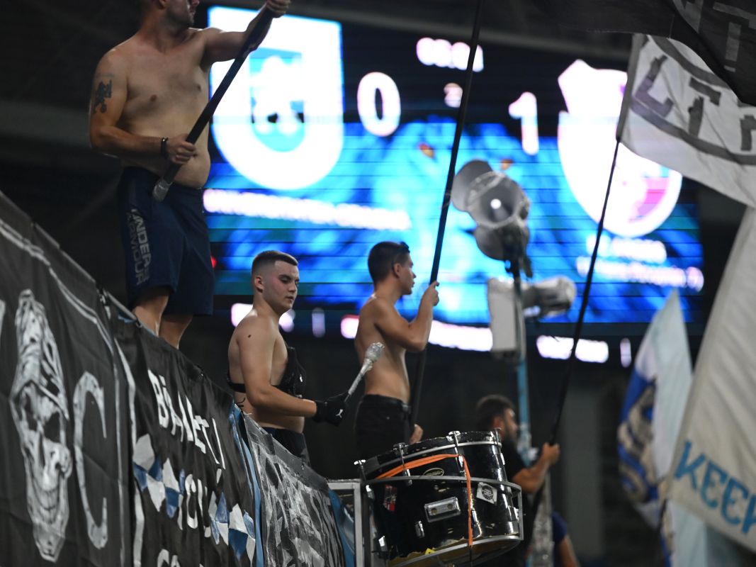 Aproape de tragedie. Un suporter al Universității Craiova a căzut din tribune pe teren la meciul cu FC Argeș. EXCLUSIV