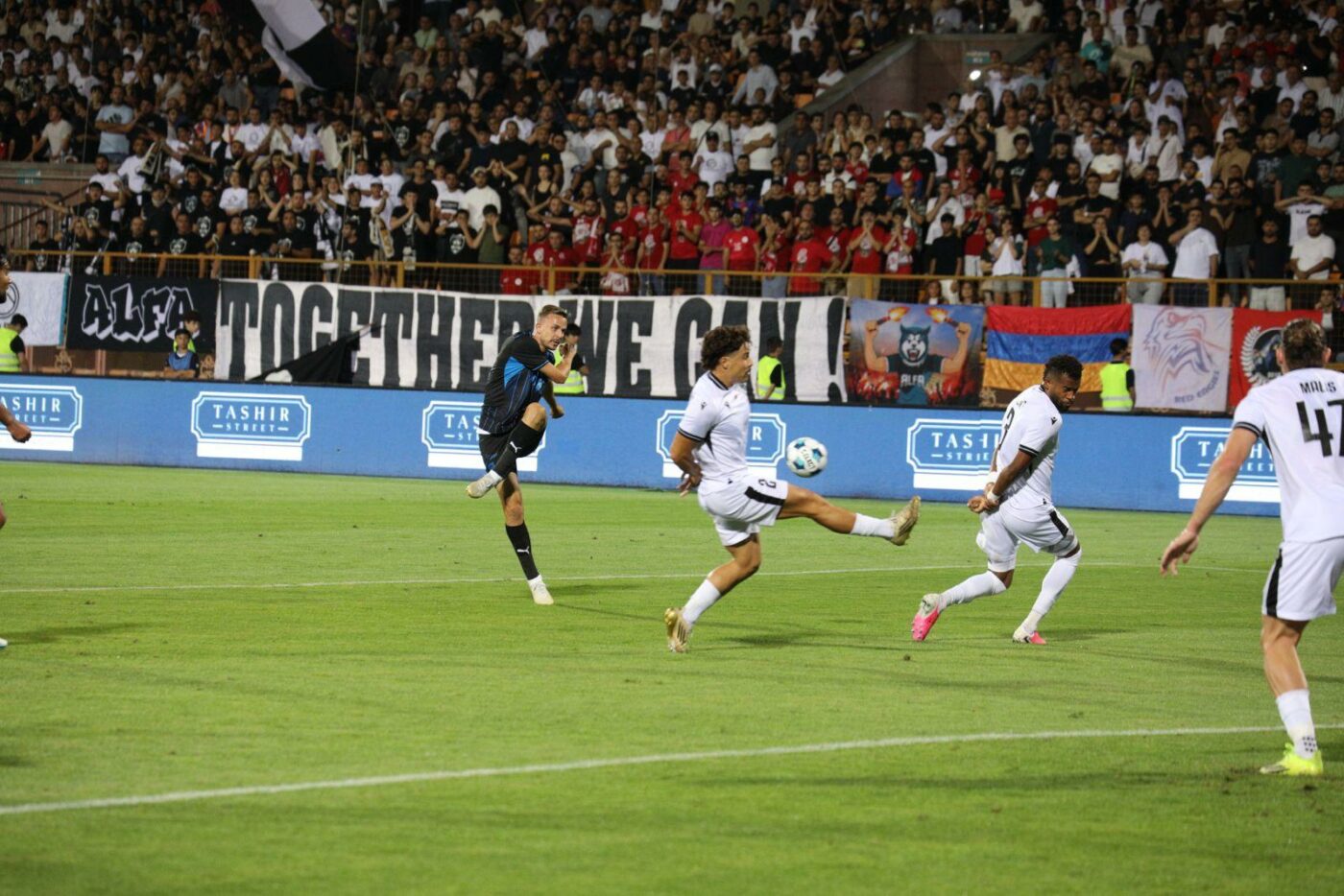 Ce nenorocit e fotbalul ăsta pe care-l iubim! Ararat Armenia – Universitatea Craiova 1-0 cu gol din penalty repetat în prelungiri. Povestea completă a eliminării dramatice pentru olteni care continuă în grupa Conference League