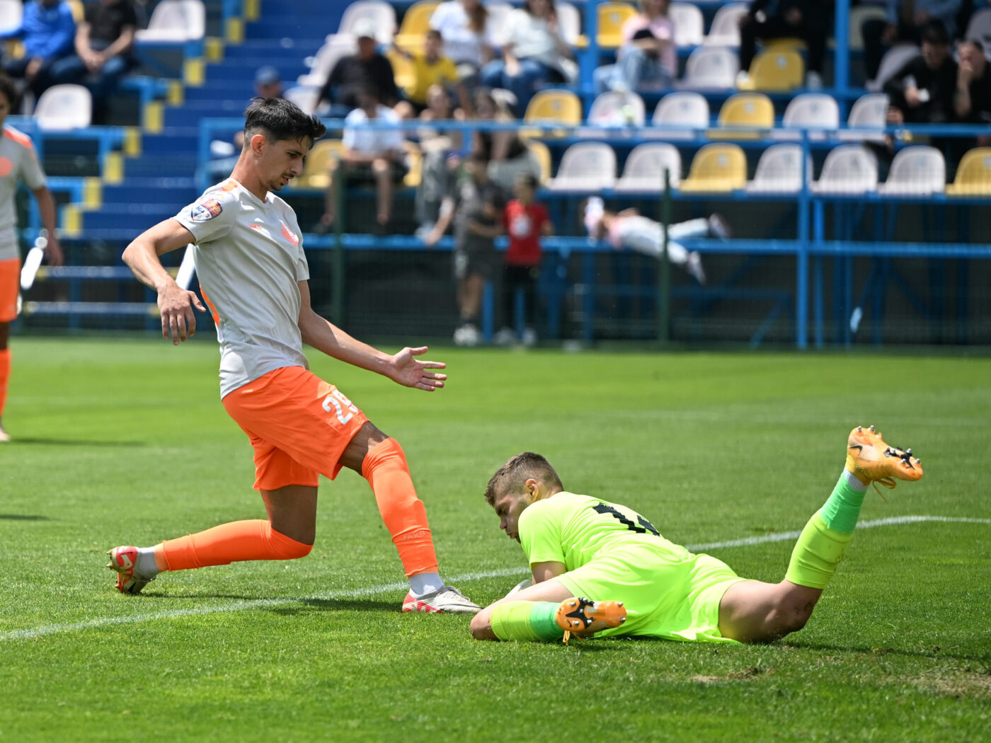 Ciudatul transfer al atacantului de 22 de ani de la CS Dinamo la FC Dinamo. Cine e Sârbu și unde va juca, de fapt
