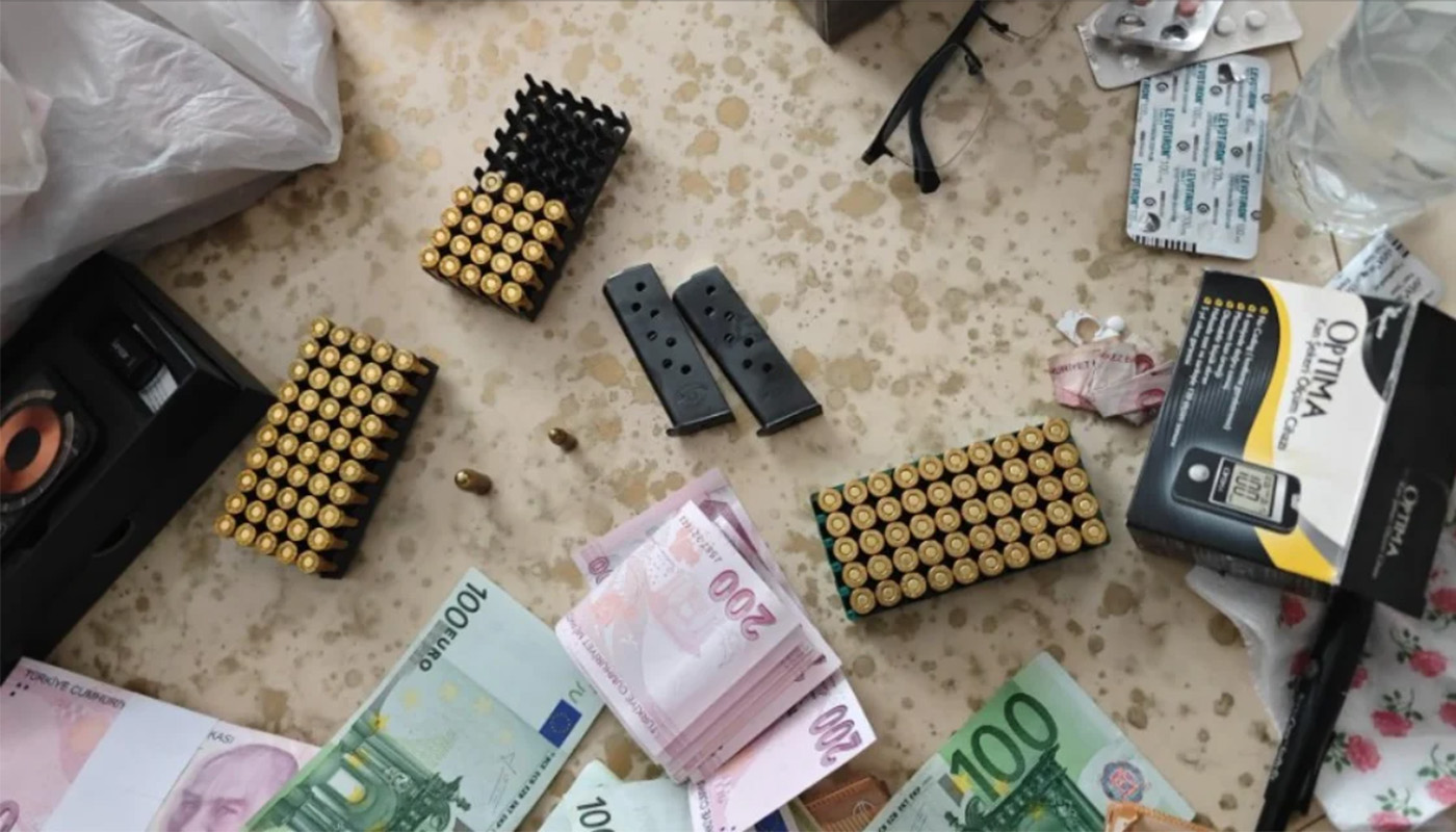 Poliția a găsit aproape 1.000.000 de euro, bijuterii și aur acasă la liderul galeriei. E acuzat că vindea bilete „la negru”