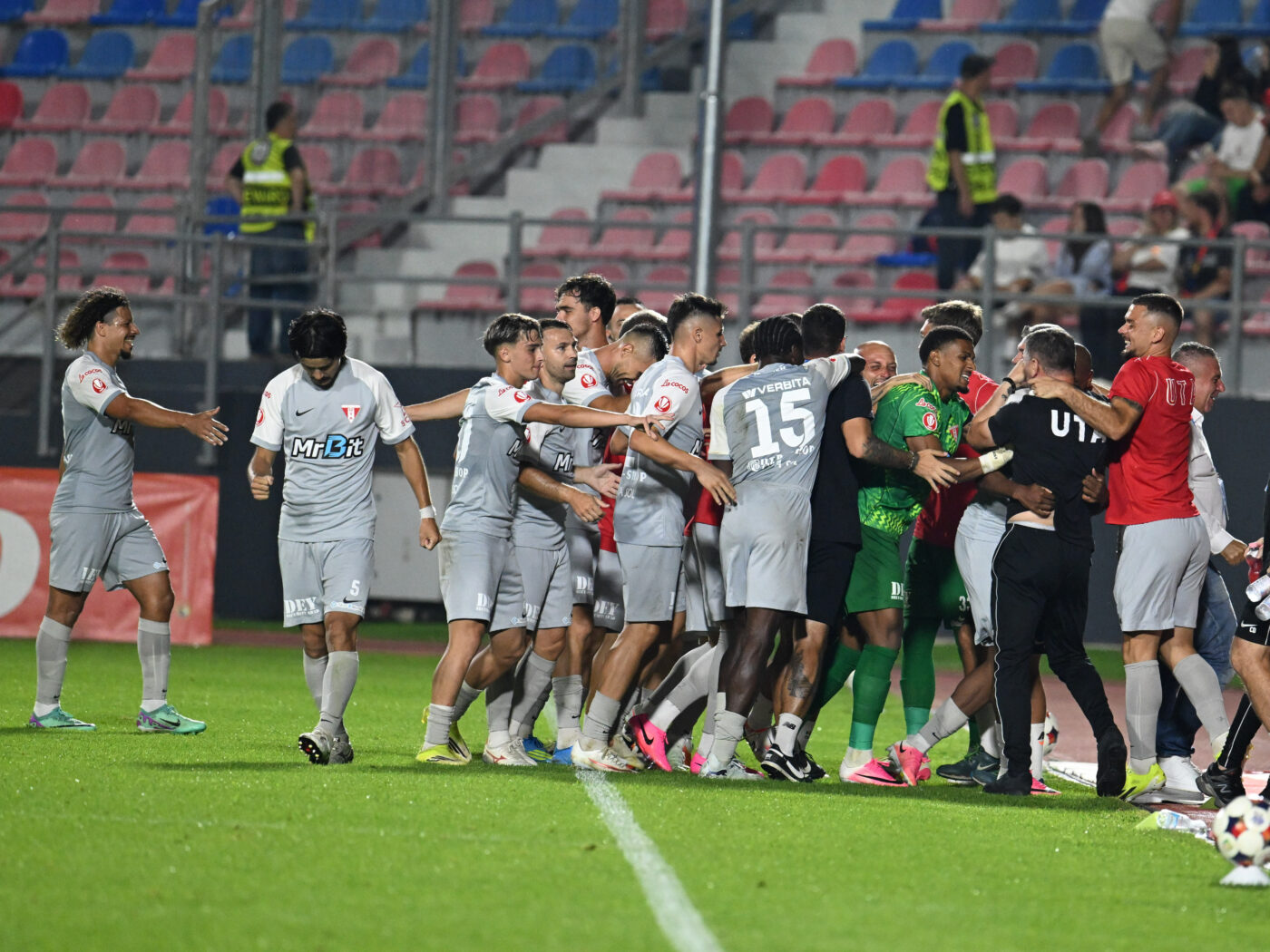 Ce n-ai văzut la TV în FCSB – UTA. Gestul care a trecut neobservat și cum au reacționat ultrașii roș-albaștrilor după al doilea eșec la rând