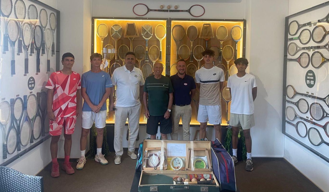Colecție impresionantă de rachete de tenis: modele istorice, cu unele s-au câștigat turnee de Grand Slam, iar altele au semnatura lui Ion Țiriac sau Ilie Năstase