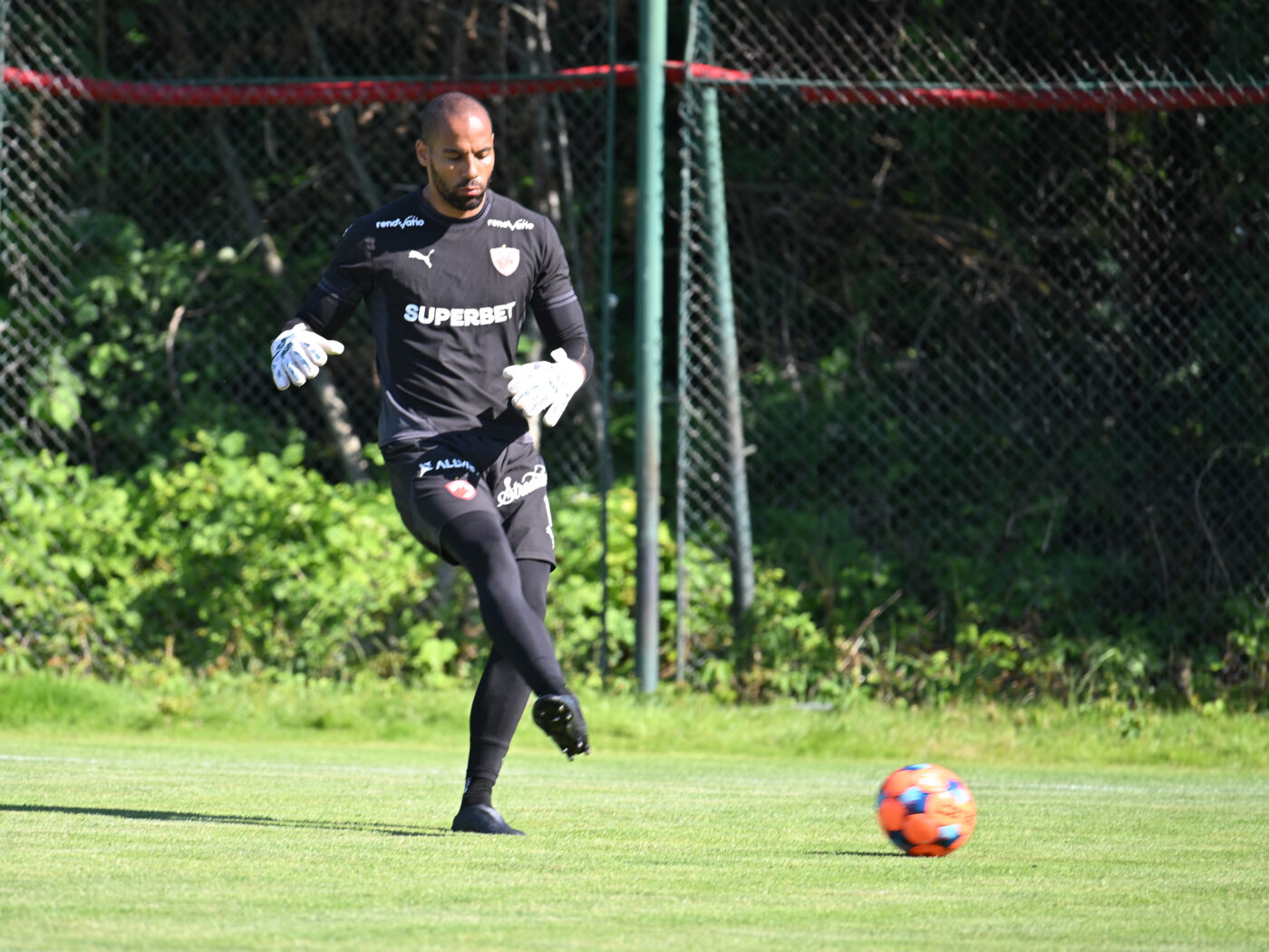 Epassy n-a vrut să rezilieze contractul cu Dinamo. Reacția lui Andrei Nicolescu despre portar: „Am ajuns la un acord că poate pleca oriunde își dorește”