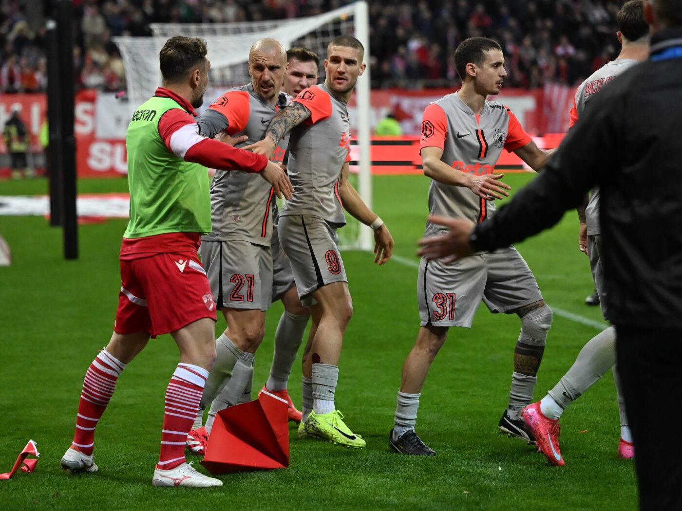 Ce s-a întâmplat când fanii lui Dinamo au dat nas în nas cu Vlad Chiricheș: „Am fost surprins!”