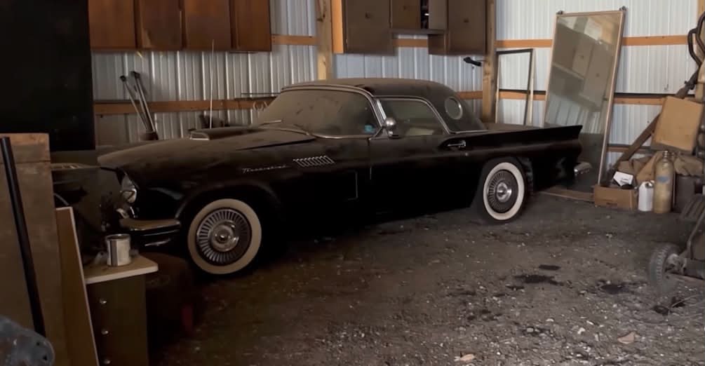 O mașină clasică din 1957 a fost abandonată într-un garaj timp de 15 ani. Cum arată după ce a fost redescoperită și spălată