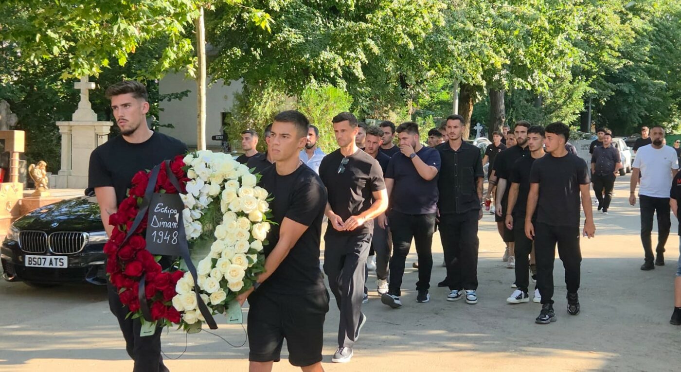 Fotbaliștii lui Dinamo, în frunte cu căpitanul Cîrjan și antrenorul Nuno Campos, la priveghiul maseurului Constantin Covaciu. Imagini emoționante