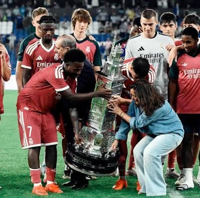 fundas-rapid-trofeu-gigantic-teresa-herrera-40-kilograme-aur-argint-valverde-vinicius-steaua-bucuresti-real-madrid