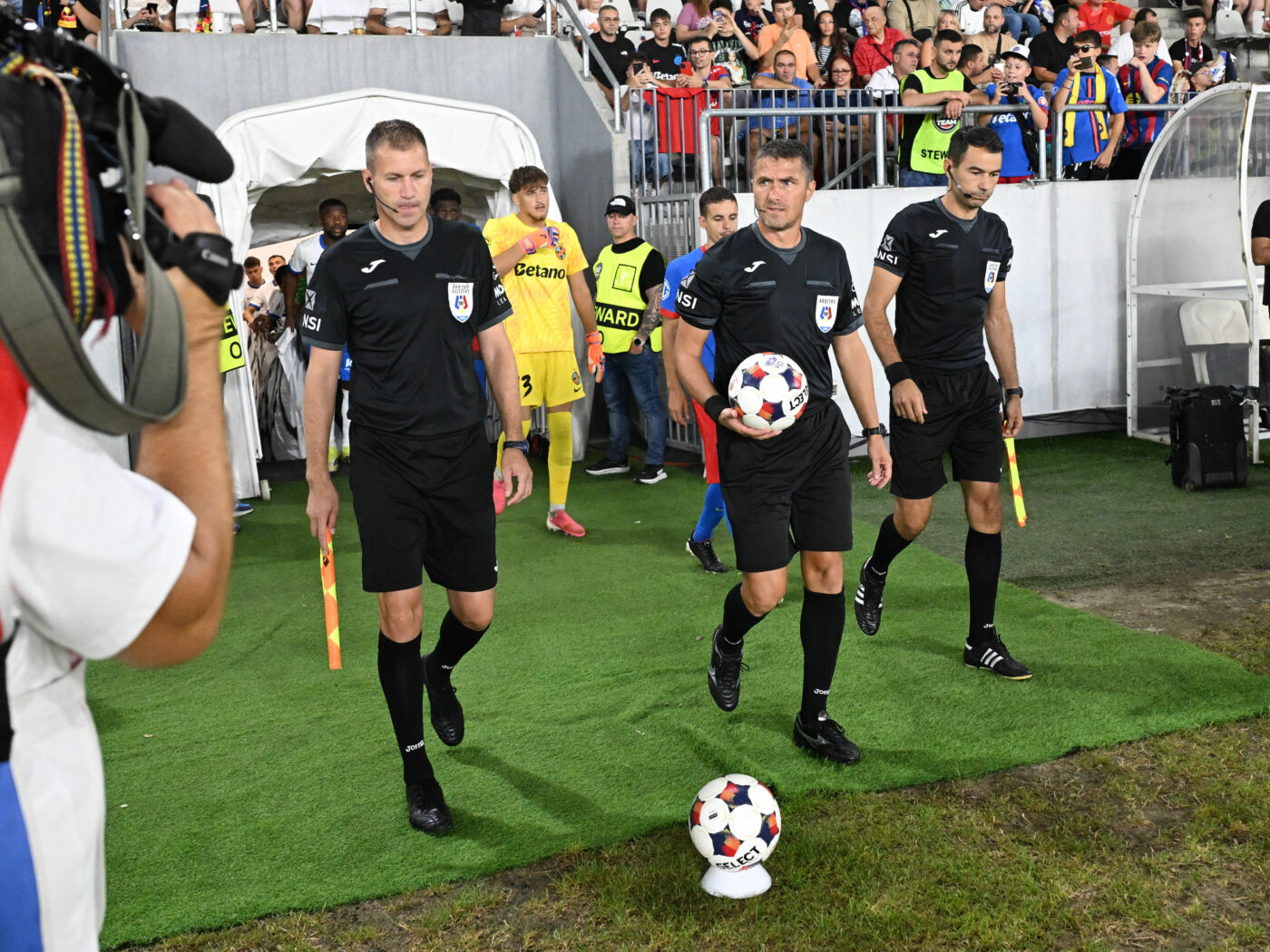 Fără precedent! Arbitrul Cojocaru a dar corner pentru tragere de timp la un out de poartă și FCSB a marcat!