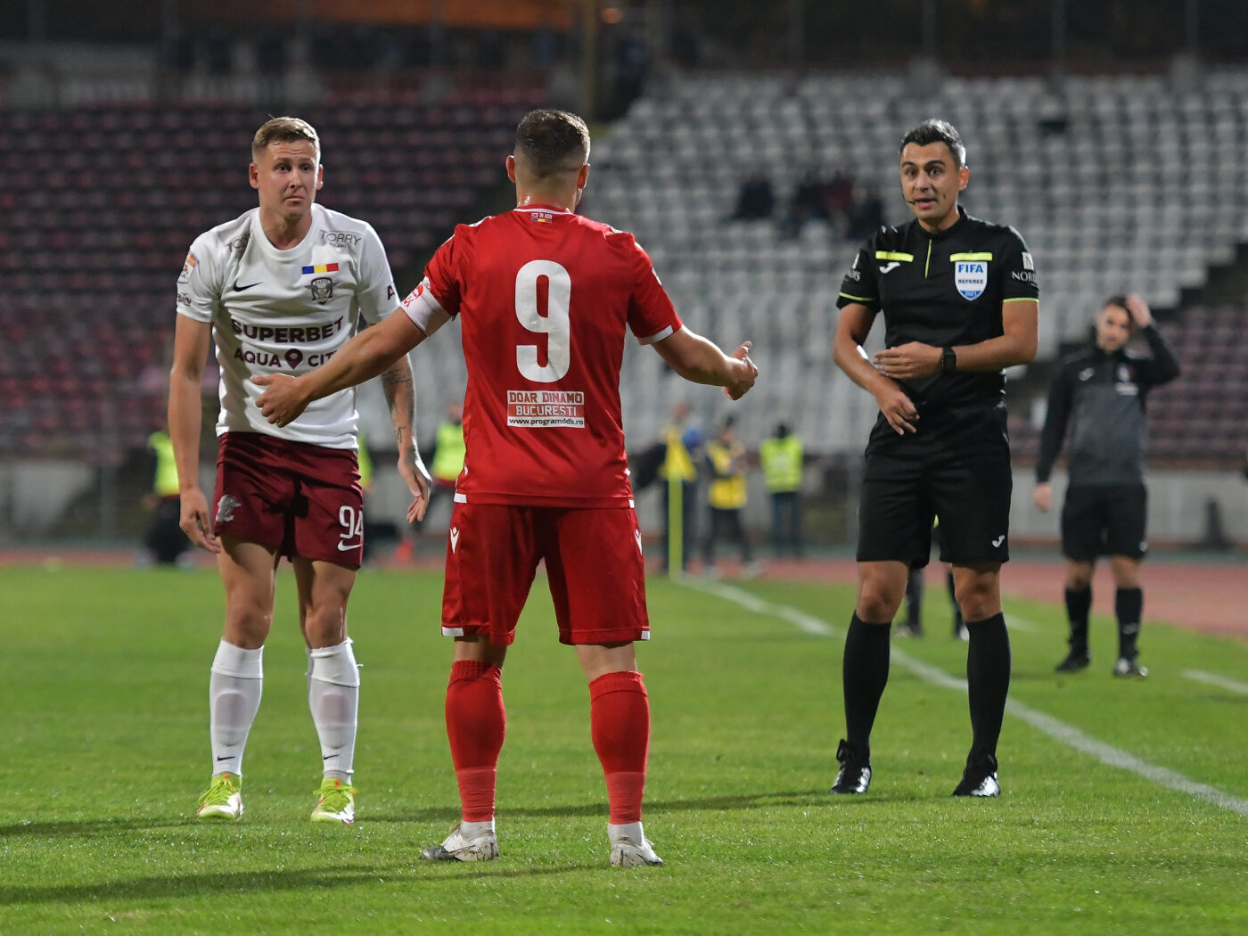Horațiu Feșnic, arbitrul de la Rapid – Dinamo, e „mumă” pentru giuleșteni și „ciumă” pentru alb-roșii iar dovezile sunt incontestabile. EXCLUSIV