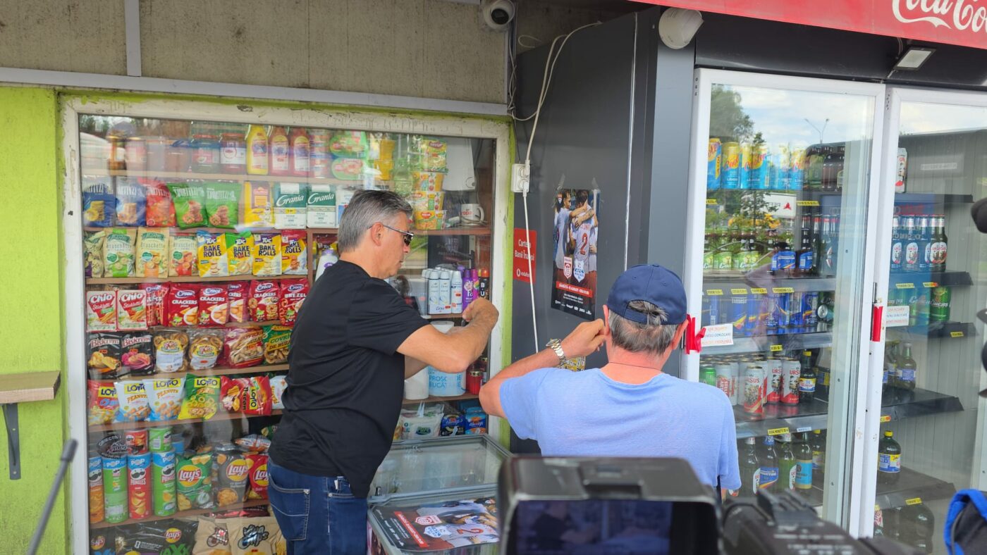 VIDEO Imagini senzaționale cu Lupescu și Mateuț. Au lipit afișe în Colentina pentru a promova meciul lui Ionuț Chirilă. Ce au făcut când au văzut însemnele Rapidului!