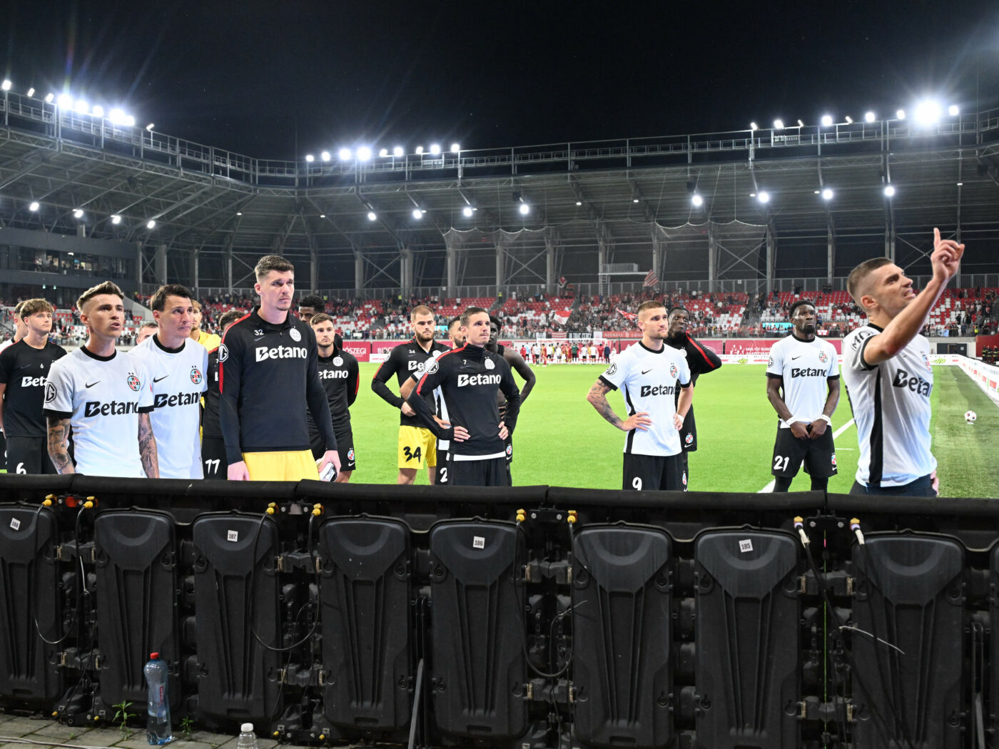Jucătorii FCSB, băgați în ședință de ultrași chiar după meciul cu Sepsi. Cine a fost ținta numărul unu a Peluzei Nord