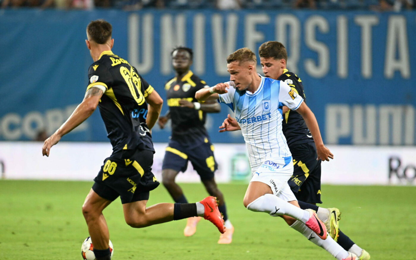 Omul penalty! Cine e fotbalistul din Superliga României specialist în obținerea loviturilor de la 11 metri
