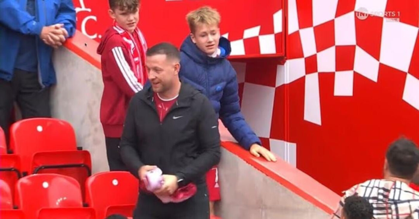 VIDEO Moment uluitor surprins de camerele TV! Un fan i-a smuls unui copil tricoul primit de la starul lui Liverpool