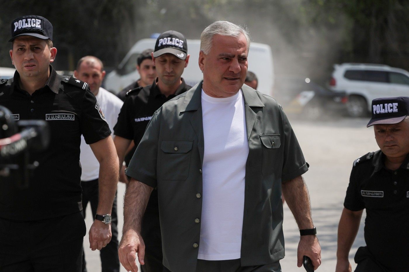 Motivul pentru care patronul armenilor de la Ararat, echipa care joacă diseară cu Universitatea Craiova în Europa League, e în arest la domiciul de peste un an
