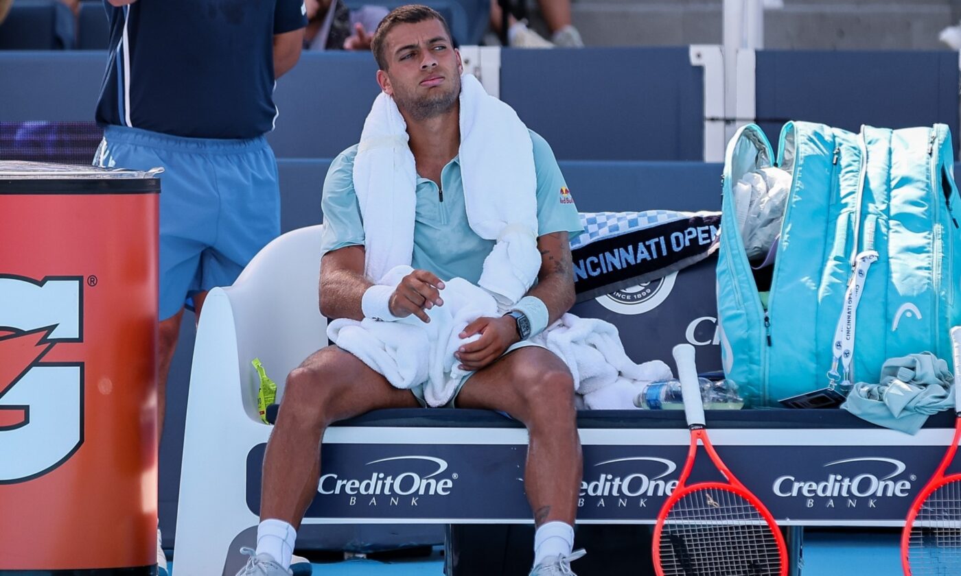 „N-am mai văzut așa ceva!”. Comentatorii TV au rămas uluiți când au văzut ce a cerut jucătorul de tenis să i se aducă pe teren