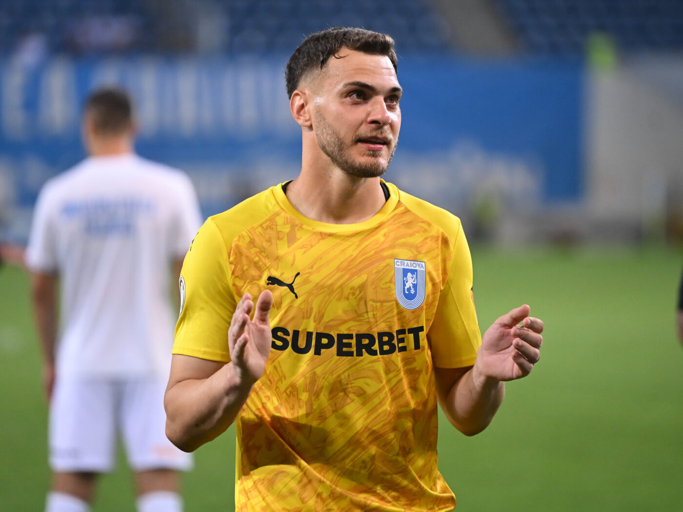 NE-VE-RO-SI-MIL! Laurențiu Popescu a apărat un penalty în minutul 90+3, în Ararat – Craiova! VAR a dictat repetarea execuției, portarul oltenilor a apărat din nou, dar oltenii tot au luat gol!