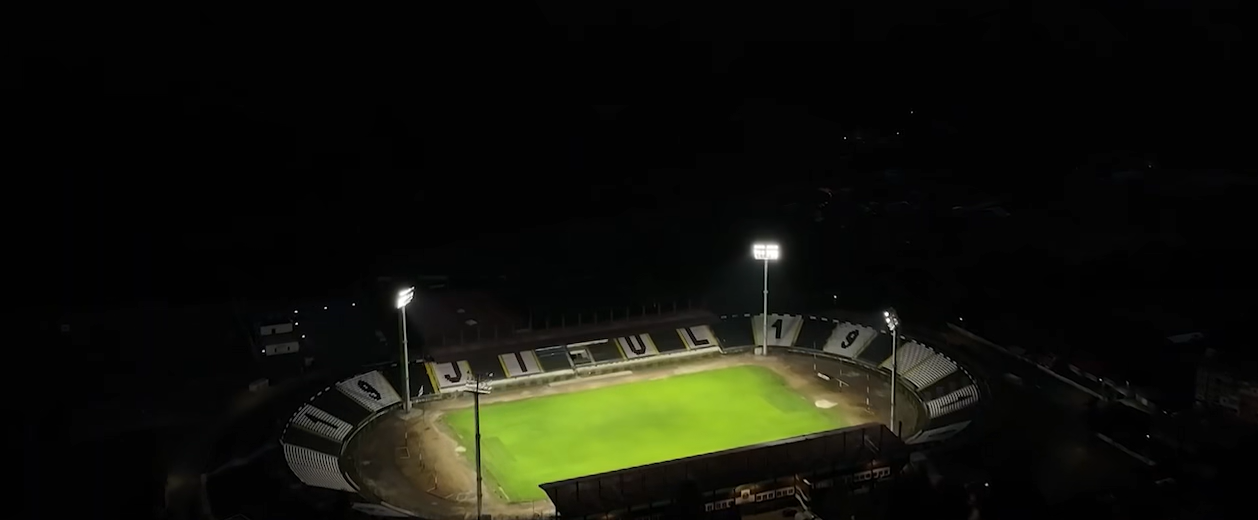 Neverosimil! Au montat stâlpii de nocturnă pe pista de atletism la stadionul din România!