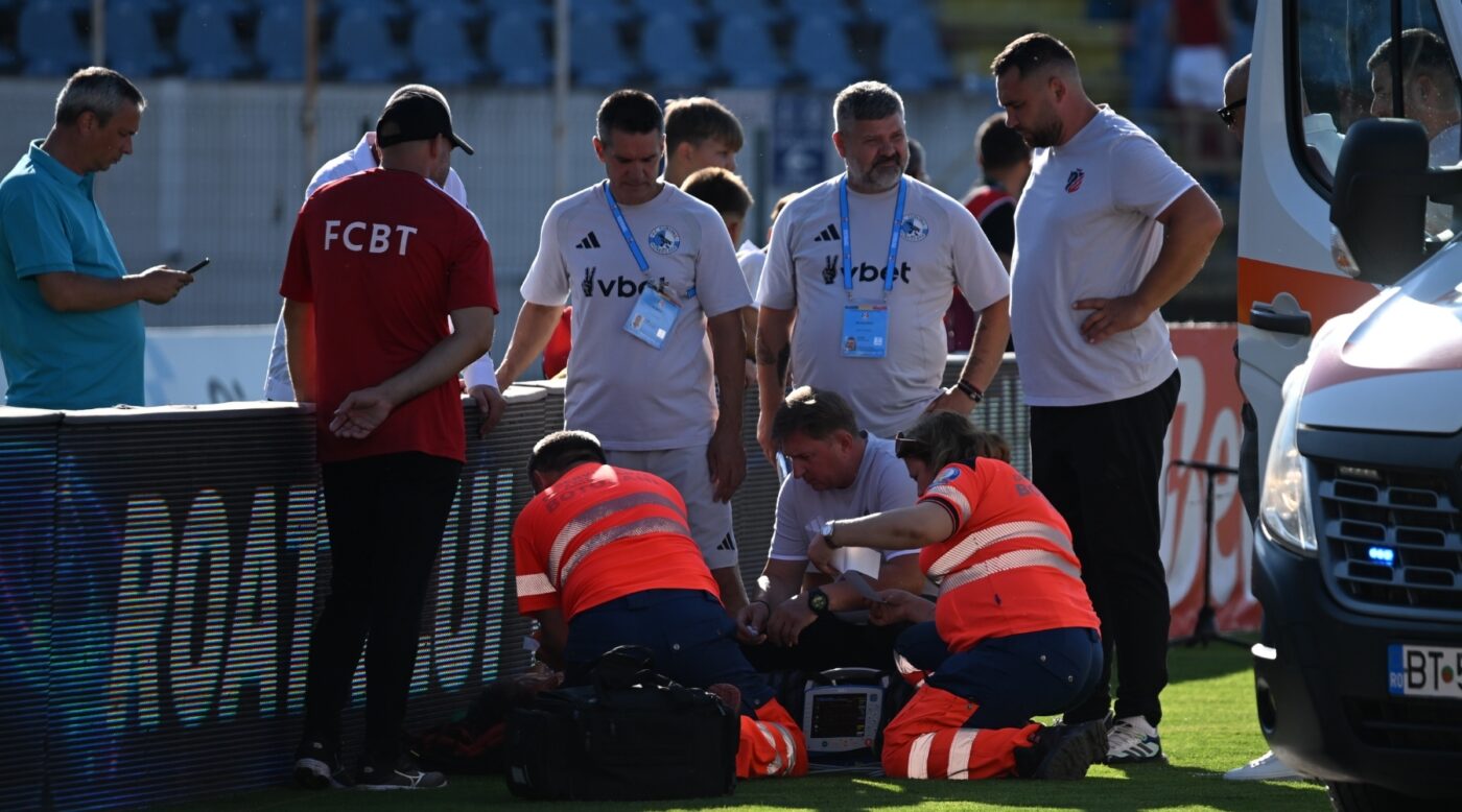 Panică la Botoșani – Corvinul! Ambulanța a intervenit de urgență după ce antrenorului i s-a făcut rău