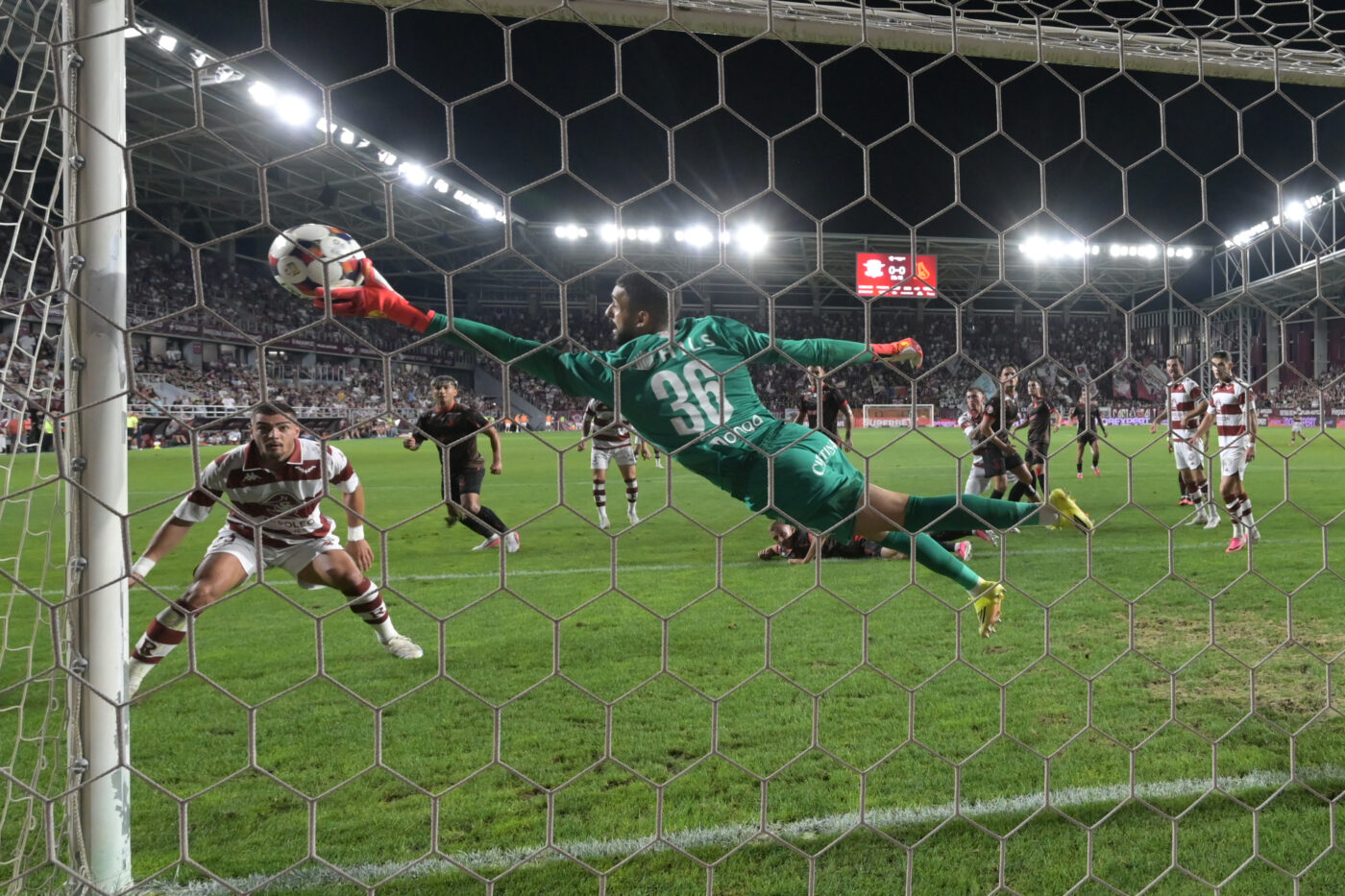 Portarul Bellaarouch de la Dinamo, eroul celui mai spectaculos duel din prima etapă în Liga ProSport!