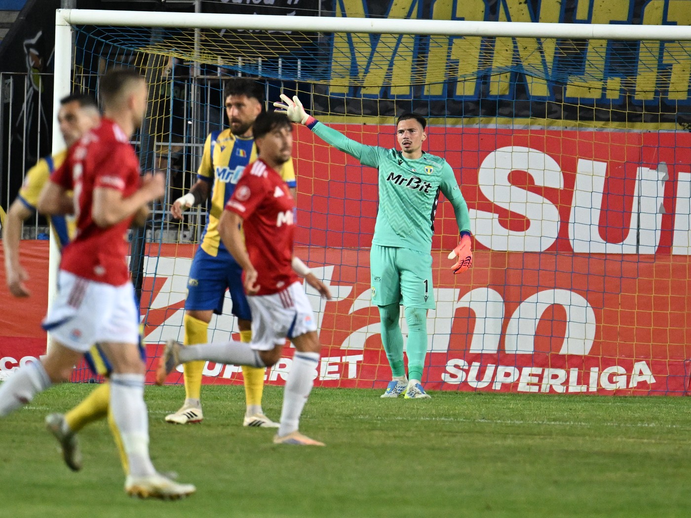 „Mai multe alerte sunt la Galați decât aici!” Fotbalistul român ajuns la 30 de kilometri de o zonă de conflict a debutat cu succes la noua sa echipă. EXCLUSIV