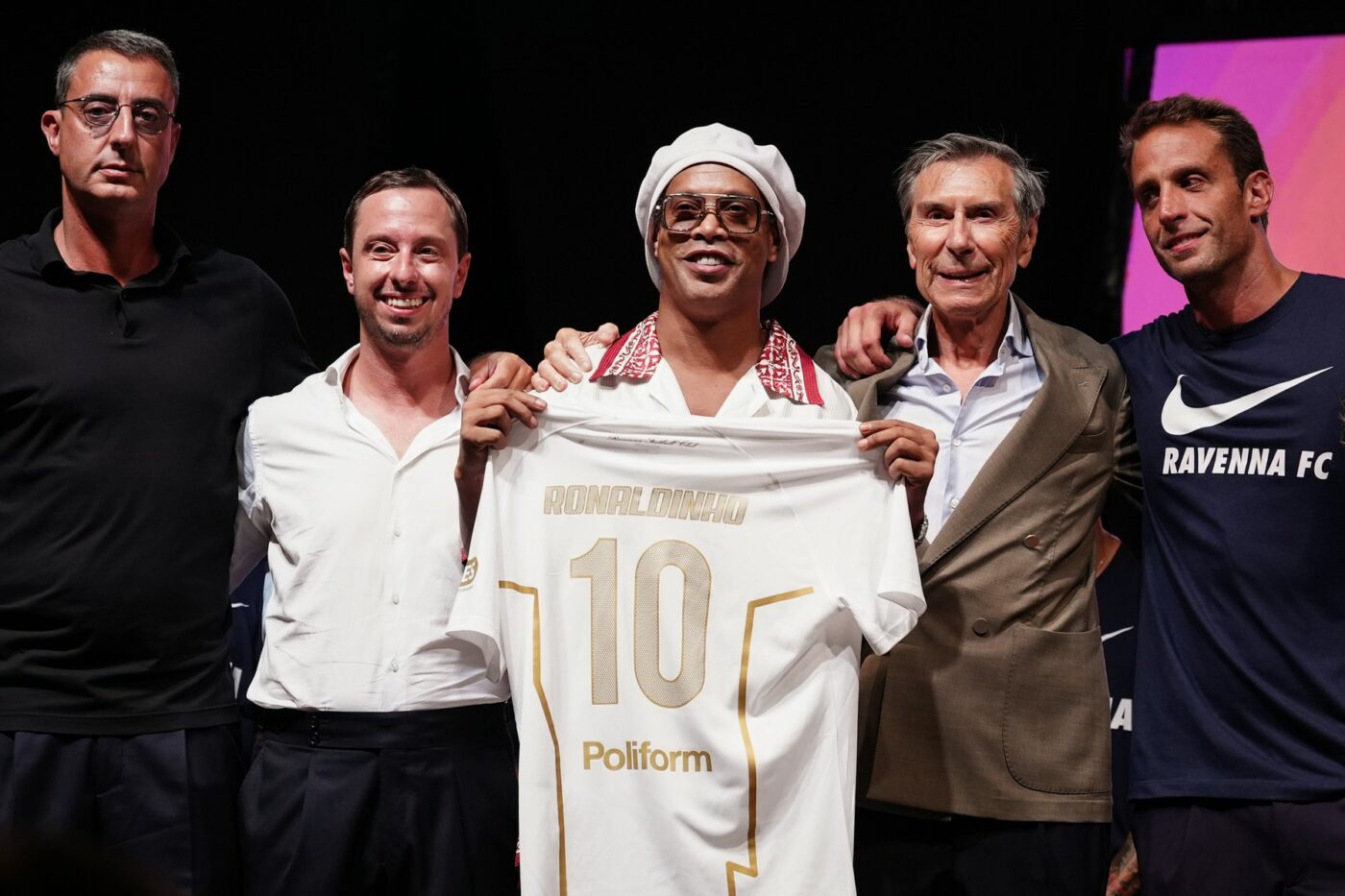 MERCATO Ronaldinho a fost prezentat oficial la noua sa echipă! La 46 de ani, vrea să marcheze golul cu numărul 300 din carieră