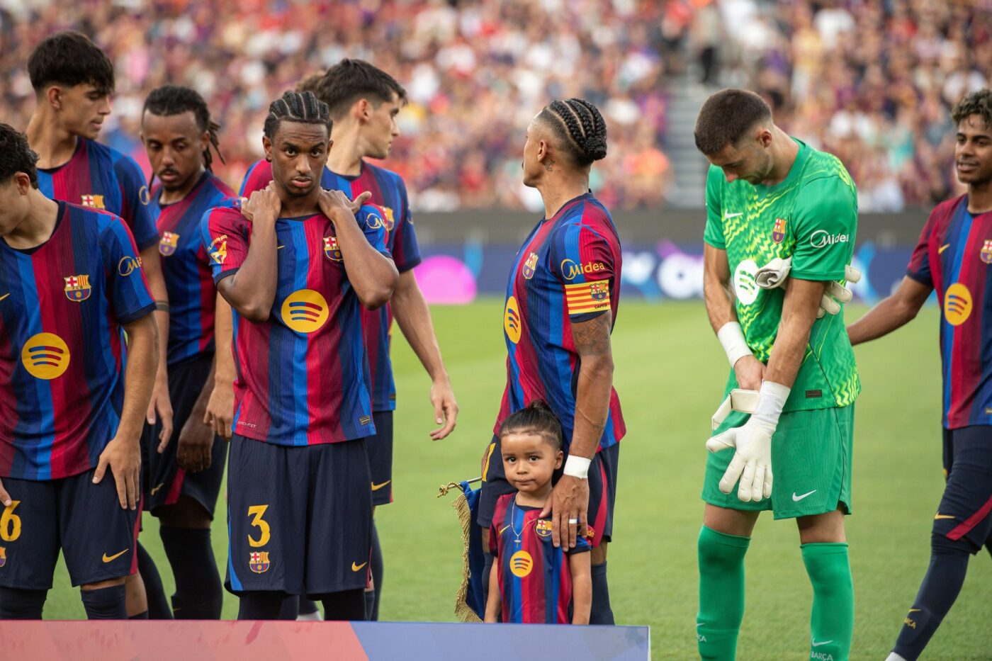 Șoc la FC Barcelona! Fotbalistul de 50.000.000 de euro, lăsat în afara lotului de Flick!