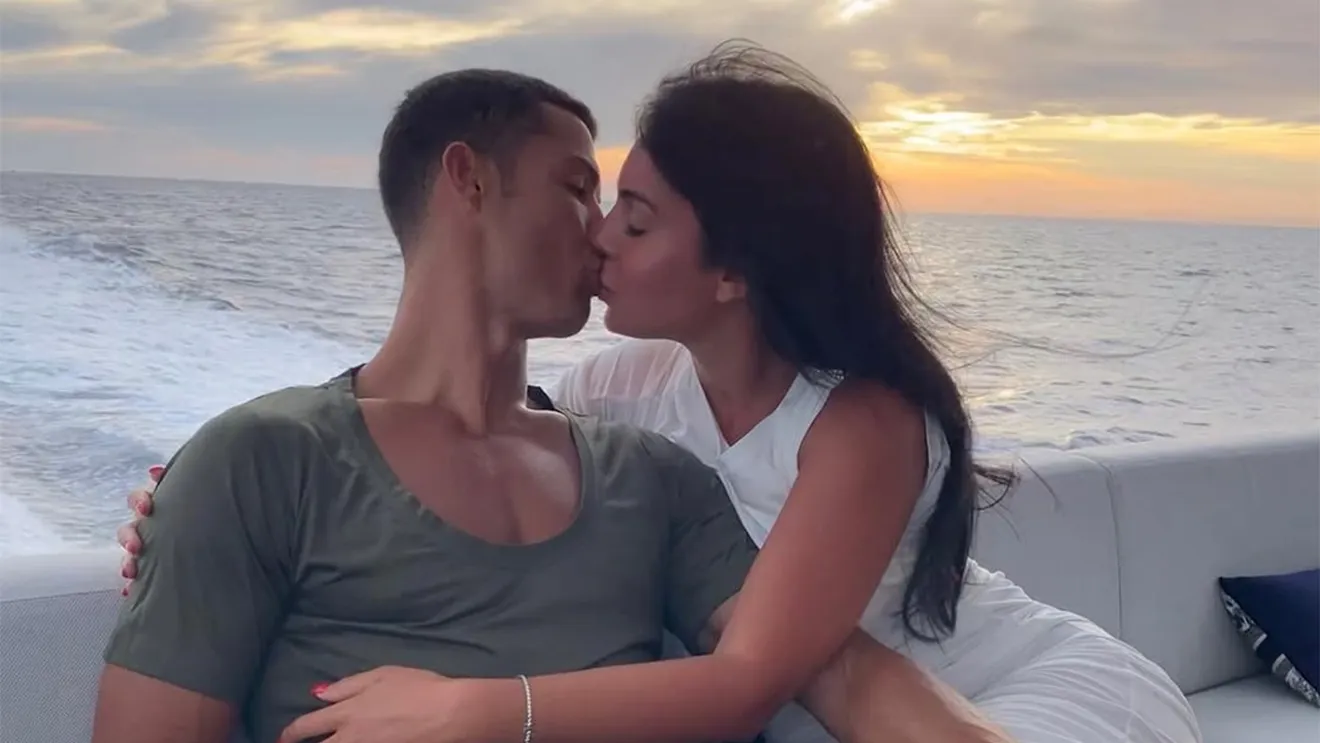 Ce glumă a făcut sora lui Cristiano Ronaldo după ce mii de oameni au luat cu asalt biserica unde se presupunea că se însoară cu Georgina Rodriguez, dar au nimerit la nunta altui cuplu