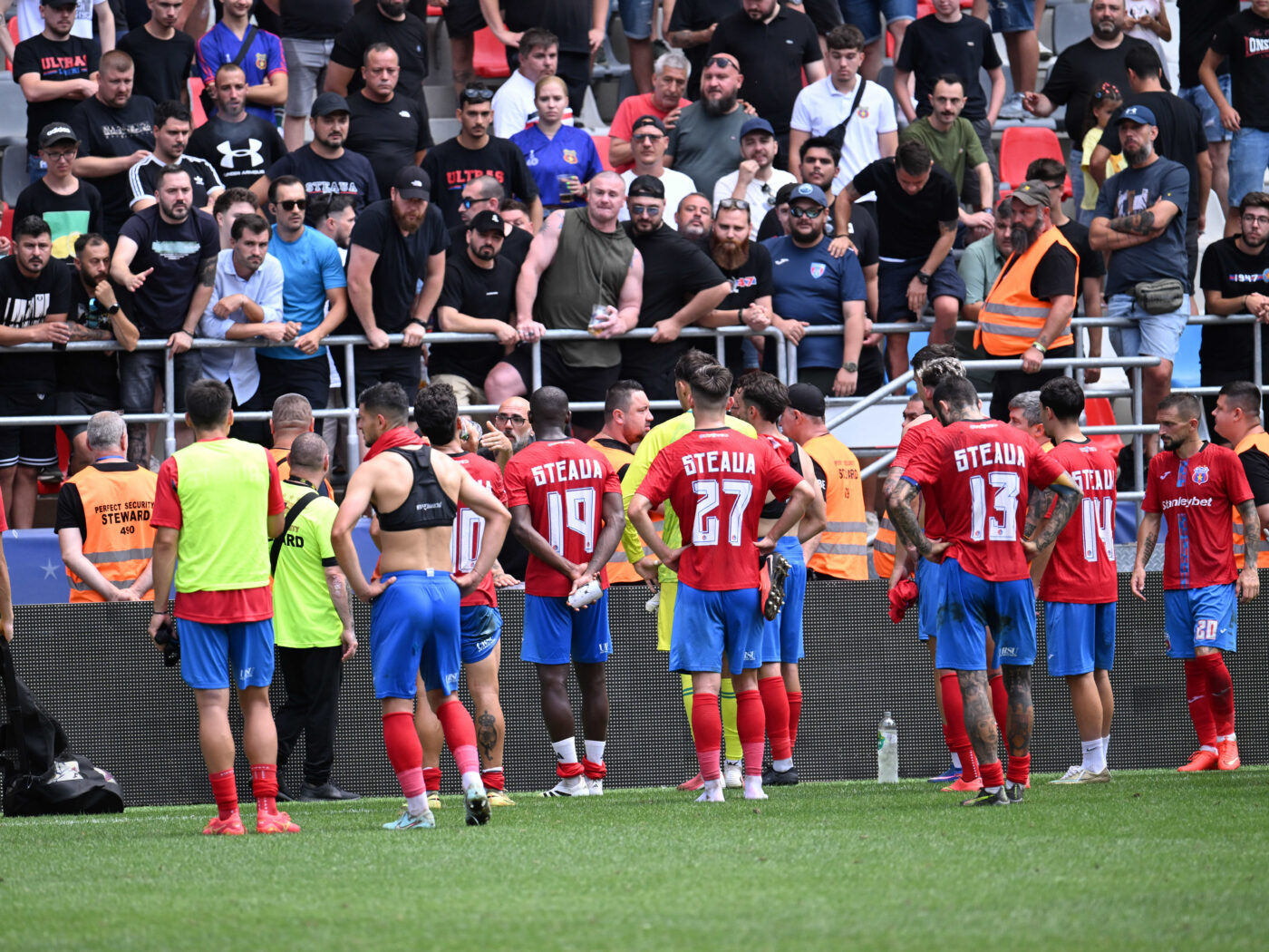 Steaua, singura care a reacționat după ce FRF a aprobat ca echipele de drept public să nu mai aibă drept de joc în play-off-ul Ligii 2. Suporterii se simt mințiți și îi desfiintează pe conducătorii clubului din Ghencea