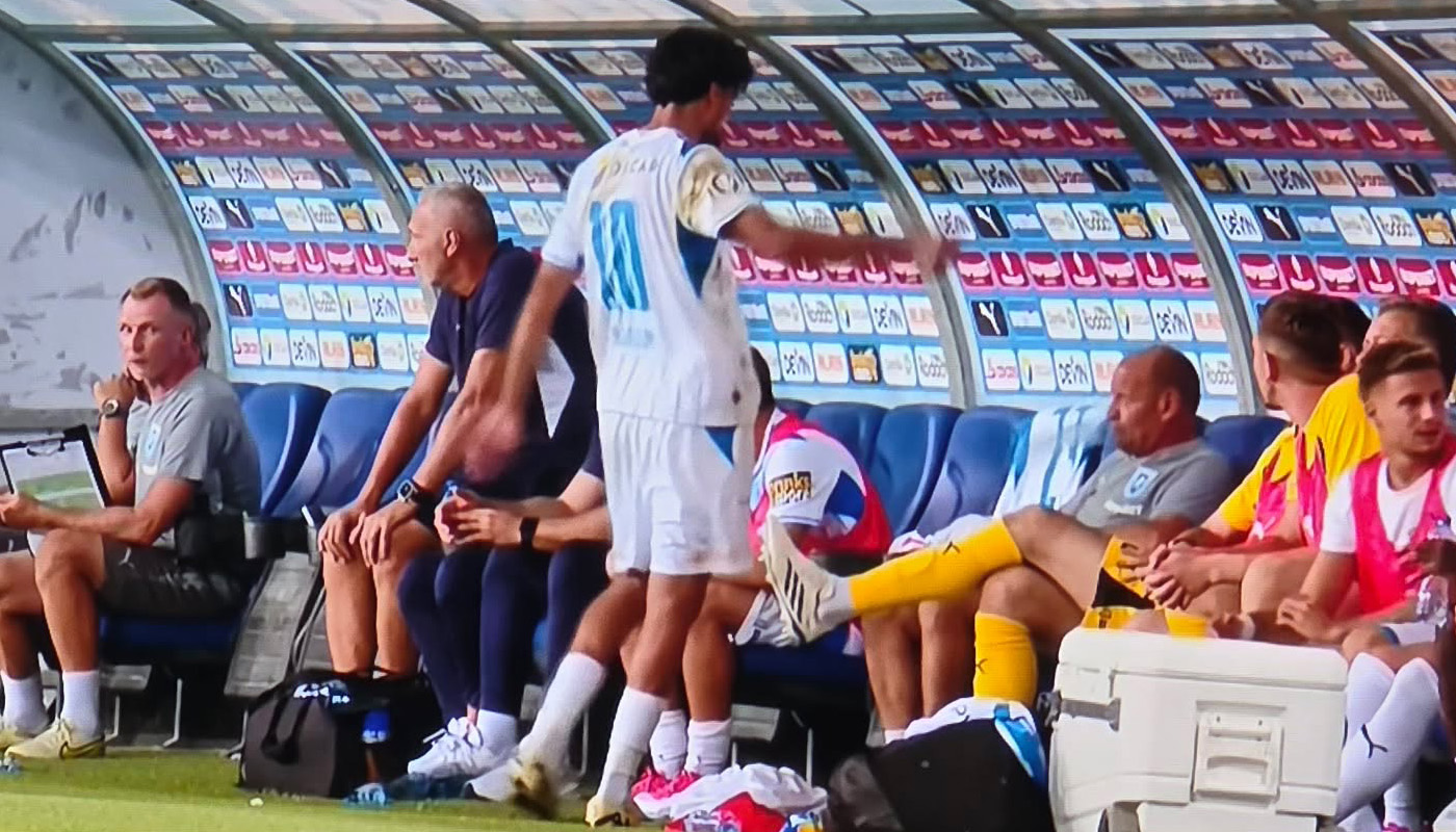 Ștefan Baiaram i-a dat cu sticla în cap unui om din staff-ul Craiovei, aflat pe banca de rezerve! Furios că a fost schimbat, atacantul nu și-a stăpânit nervii și, din greșeală, l-a lovit