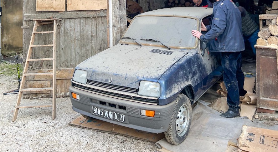 Un Renault 5, cu 12 km la bord și abandonat 44 de ani într-un garaj, a fost vândut cu 53.711 euro!