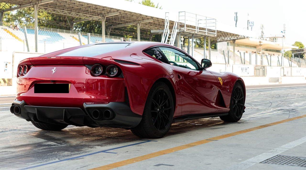 Vlad Chiricheș și-a personalizat mașina Ferrari 812, evaluată la 500.000 de euro.