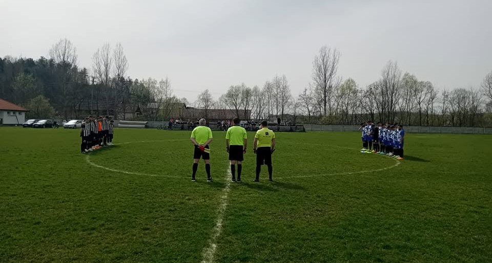21-0, scor incredibil în România. Largiana Românași, echipa care a folosit o elevă de clasa a 6-a și puști de 8 ani la seniori!