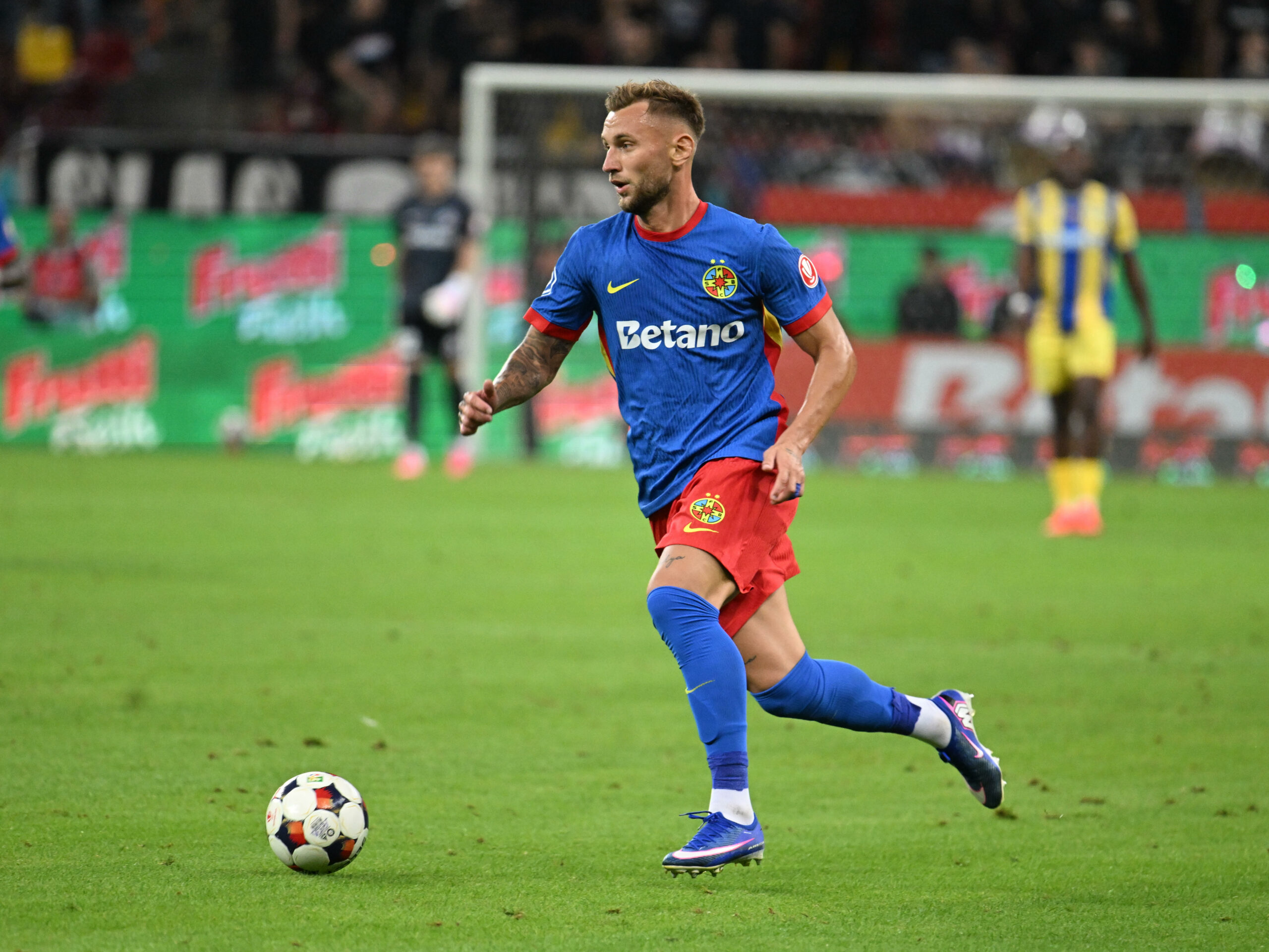 Imagine asociată subiectului: Denis Drăguș a debutat la FCSB în remiza cu Petrolul 2-2