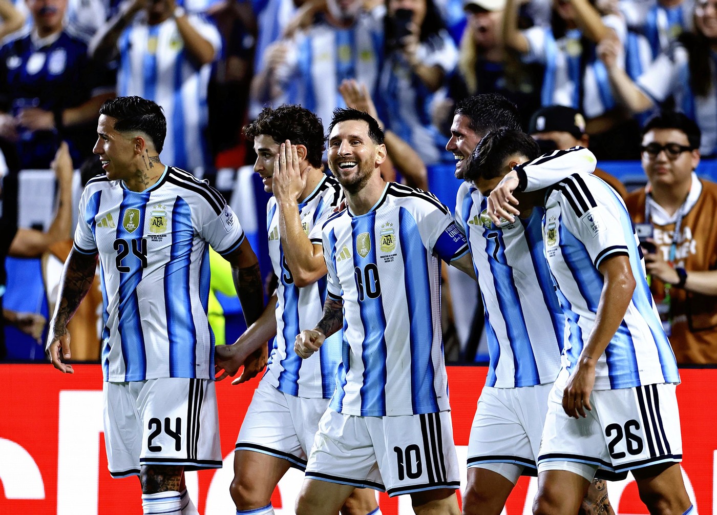 Argentina intră într-o nouă eră! Cine preia banderola pe care au purtat-o legendarii Passarella, Maradona și Messi