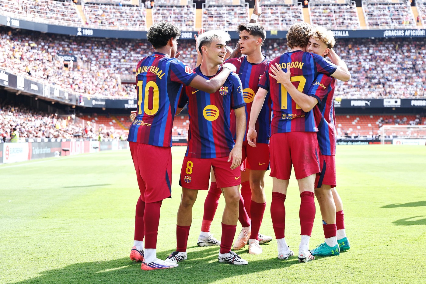 Barcelona estimează încasări de 1,2 miliarde de euro, dar datoria clubului va crește la 607 milioane de euro!