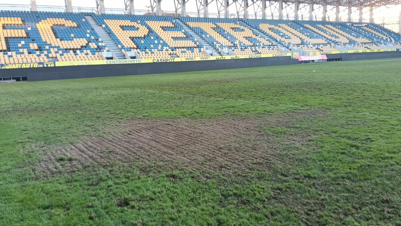 Când se schimbă cel mai prost gazon din Superliga și cum 100 de camioane cu deșeuri vor duce operațiunea la peste 1 milion de euro!