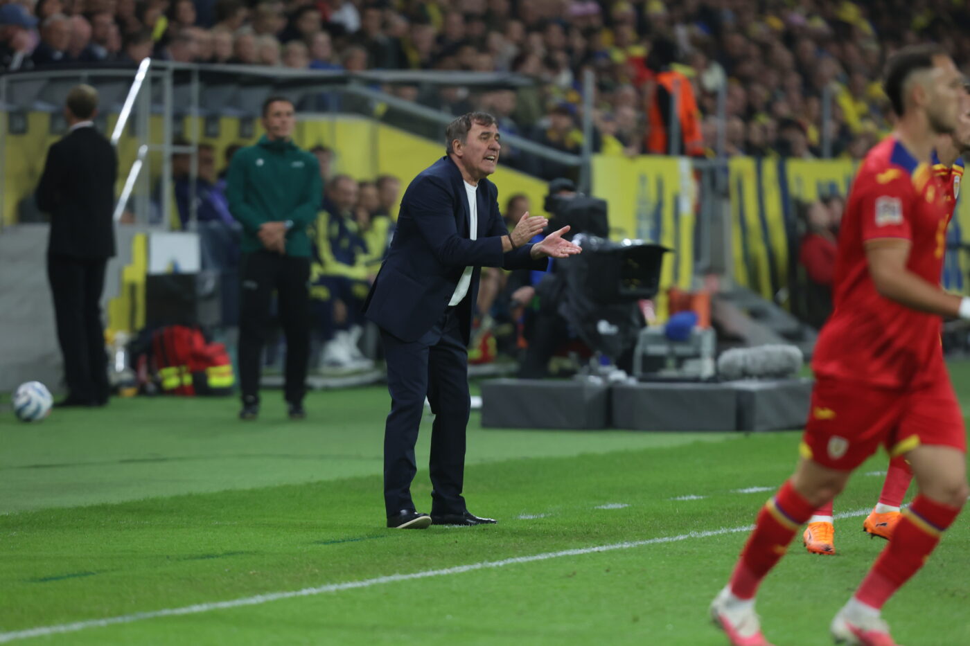 CORESPONDENȚĂ Cum a trăit Gică Hagi înfrângerea Suedia – România 2-1. L-am urmărit minut cu minut pe stadion, între crize de nervi, aplauze și mesaje pentru tricolori. EXCLUSIV