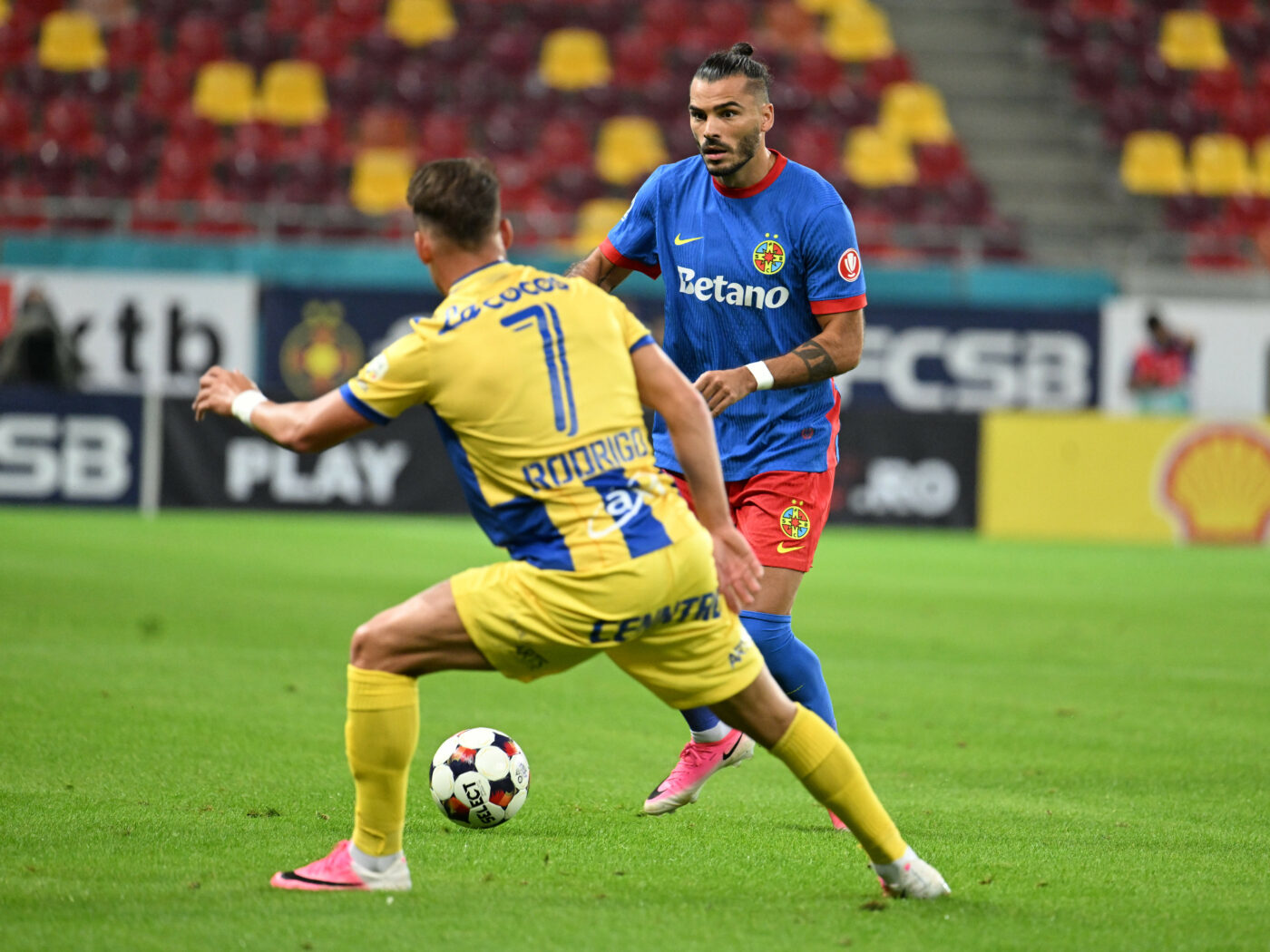 Gigi Becali nu s-a abținut! Muhar şi Ofri Arad, OUT de la FCSB la pauza meciului cu Petrolul