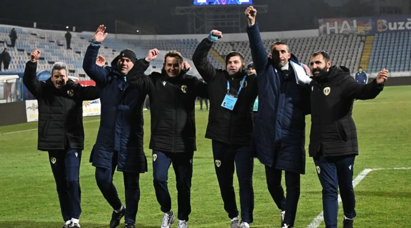Asta da surpriză! Înlocuitorul lui Mirel Rădoi ar putea fi antrenorul din Superliga, hăituit pentru că nu avea licență PRO