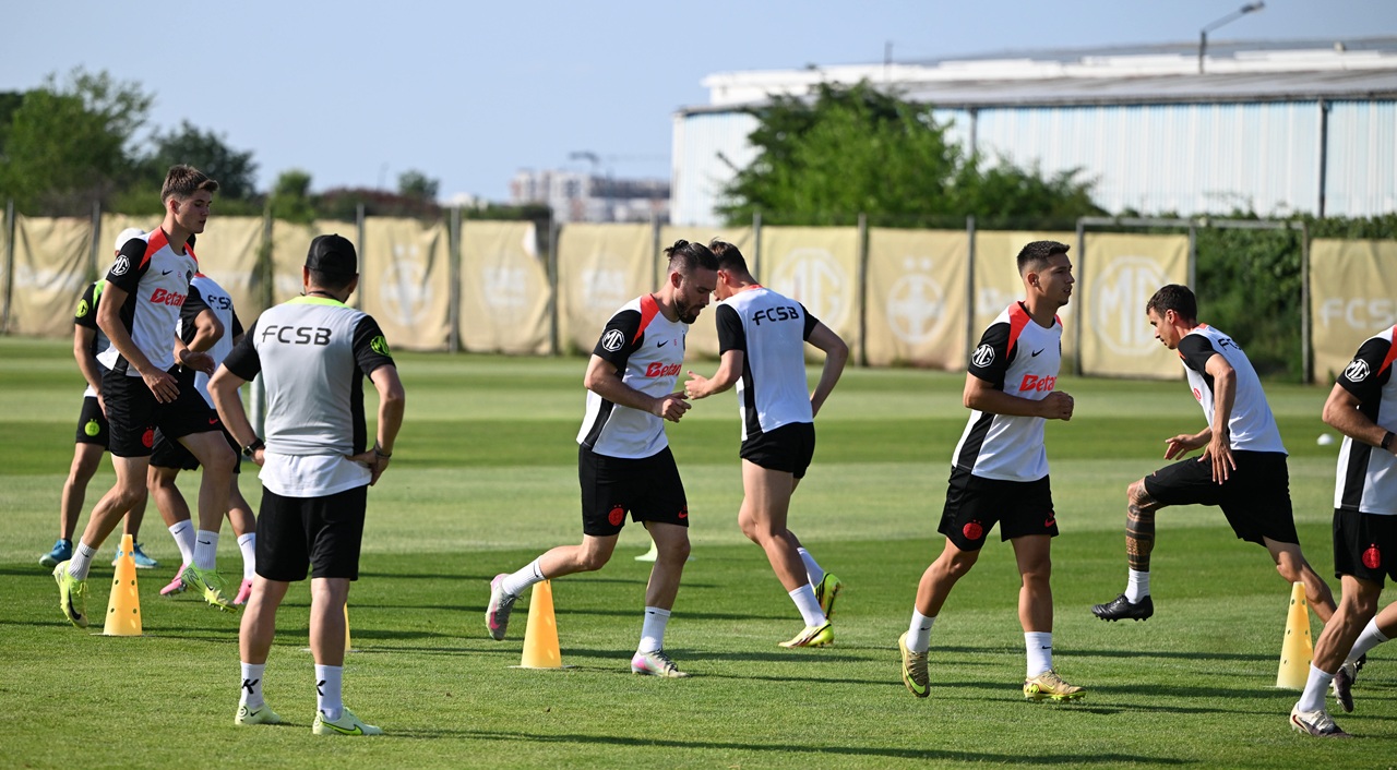 „Jucătorii FCSB îl sună zilnic pe Gigi Becali!”. A jucat la echipa roș-albastră și a dezvăluit cum e „sărit” Mihai Stoica