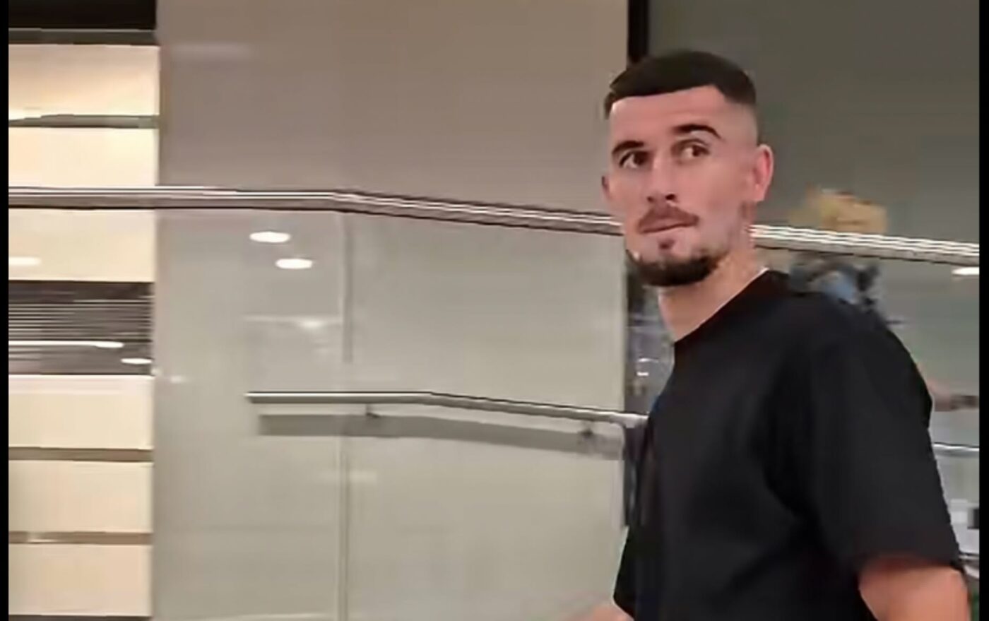 MERCATO Meriton Korenica a aterizat la București și e gata să semneze cu FCSB! Cine l-a așteptat la aeroport