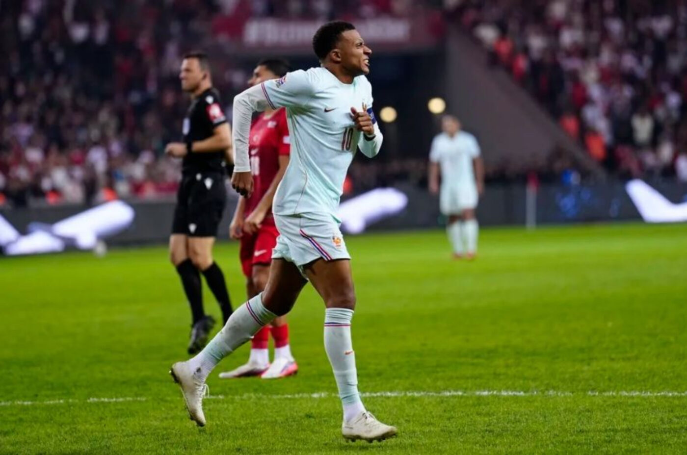 Mourinho și Zidane au răsuflat ușurați: cât va lipsi Mbappe după accidentarea la genunchi